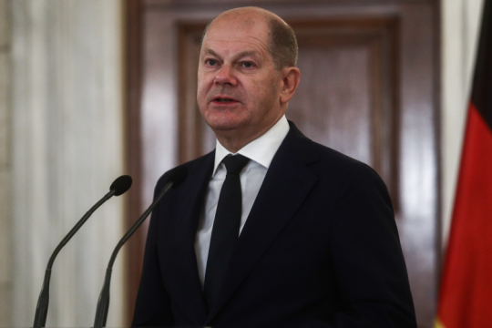 Μη αποδεκτή η αμφισβήτηση κυριαρχίας από εταίρο του ΝΑΤΟ, λέει ο Σολτς και προσφέρει μεσολάβηση
