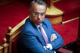 Επικοινωνιακό μπρα ντε φερ Σταϊκούρα – τραπεζών για τον Εξωδικαστικό