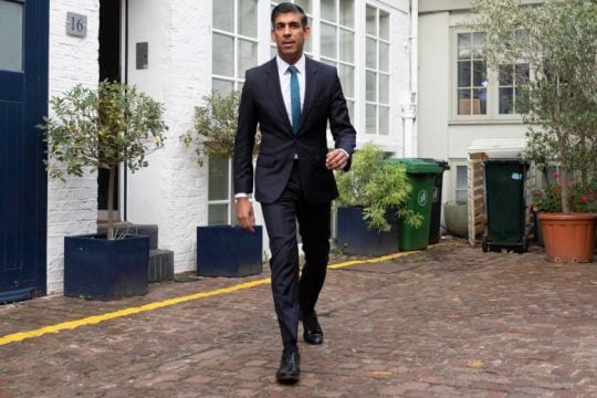 Μετρούν «κουκιά» οι υποψήφιοι στη Βρετανία – Κι επισήμως στην κούρσα ο Σούνακ
