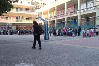 Αφόρητες πιέσεις για υπερωρίες, αυθαιρεσίες και κενά στα σχολεία του Πειραιά
