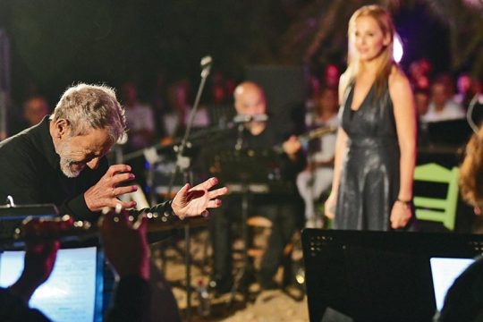 Μουσική αμβροσία στη Μονή Τοπλού με Ξαρχάκο