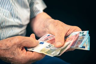 Επικοινωνιακά παιχνίδια με την αγωνία των συνταξιούχων