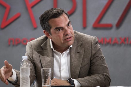 «Κερδίζει χρόνο για συγκάλυψη του σκανδάλου και μοίρασμα των ευρωπαϊκών πόρων»