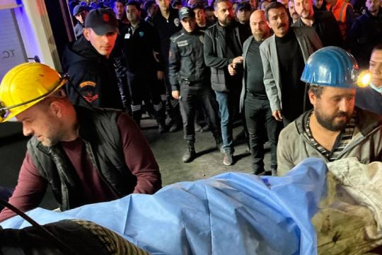 Τουρκία: Δεκάδες θύματα σε ανθρακωρυχείο, αγωνία για τους εγκλωβισμένους