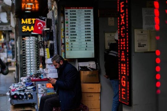 Μεγάλη μείωση επιτοκίων απ’ την τουρκική κεντρική τράπεζα με πληθωρισμό 83%