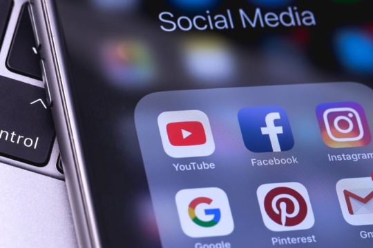 Ελεύθερα η παραπληροφόρηση σε Facebook και YouTube για τις εκλογές στη Βραζιλία