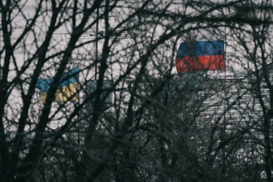 Σενάρια επί σεναριών και στο βάθος… «βρόμικες βόμβες»