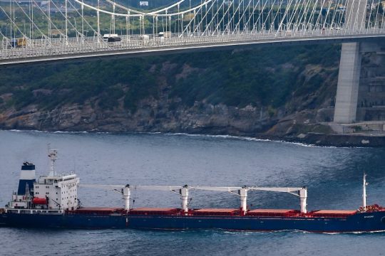 Η Μόσχα αναστέλλει τη συμμετοχή της στη συμφωνία για εξαγωγές σιτηρών