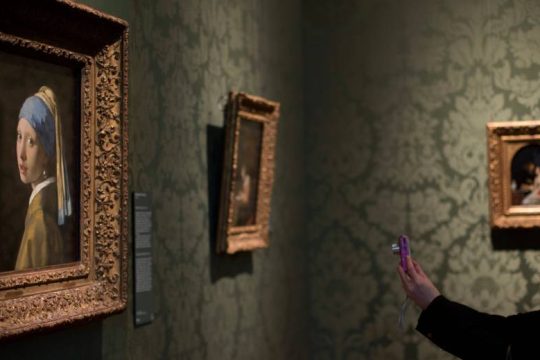 Και το «Κορίτσι με ένα μαργαριταρένιο σκουλαρίκι» στο στόχαστρο ακτιβιστών