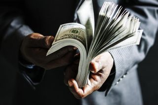 Oxfam: Κυβερνήσεις και ΔΝΤ πυροδοτούν έκρηξη της ανισότητας