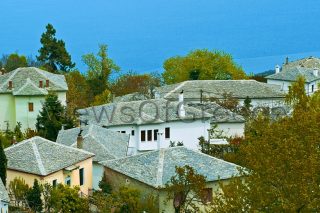 Πλάτη στο βουνό, βλέμμα στο Αιγαίο