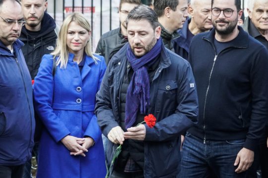 Περισσότερη δημοκρατία, η απάντηση του ΠΑΣΟΚ