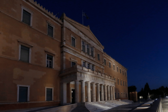 Περί σκανδάλων και εξωτερικών απειλών