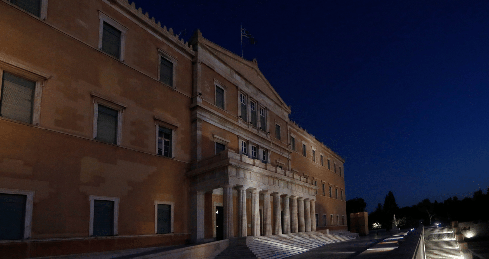 Περί σκανδάλων και εξωτερικών απειλών