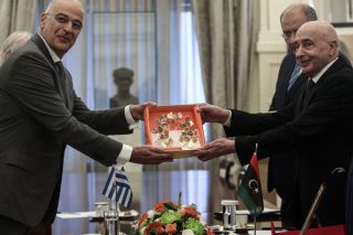 Κρίσιμη επίσκεψη Δένδια στη Λιβύη