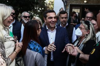 Υποδοχή… πρωθυπουργού για τον Τσίπρα στο Χαλάνδρι