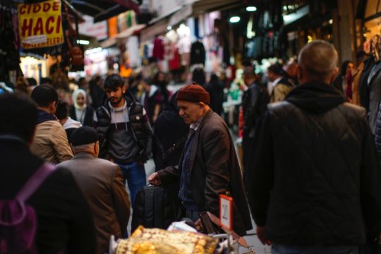 Δαμάζει τον πληθωρισμό με… μείωση επιτοκίων