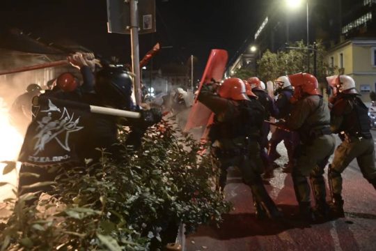 Αθρόες συλλήψεις, «βροχή» χημικών και ξύλο ξανά στα Εξάρχεια