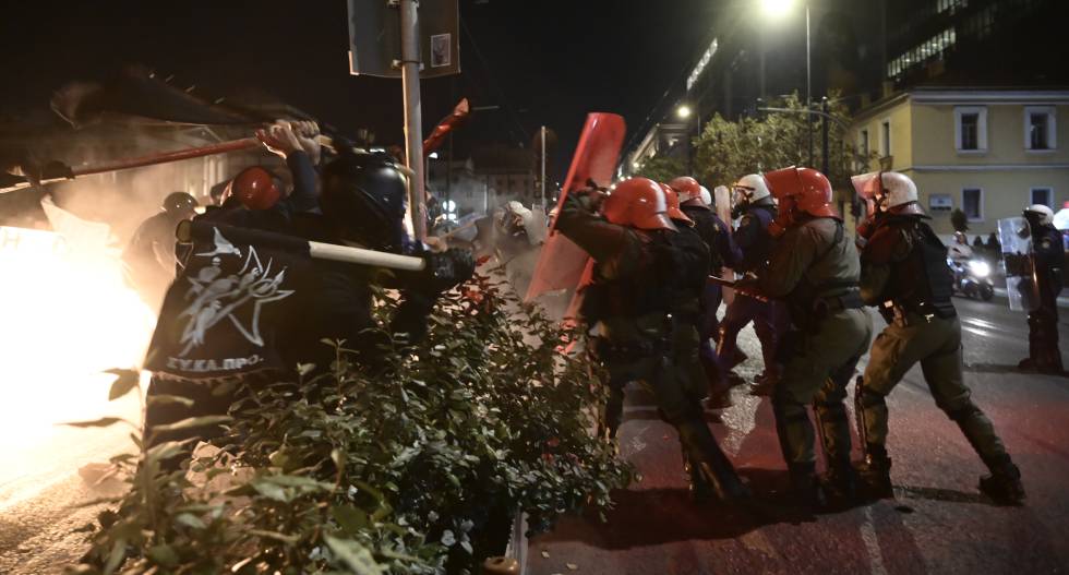 Αθρόες συλλήψεις, «βροχή» χημικών και ξύλο ξανά στα Εξάρχεια