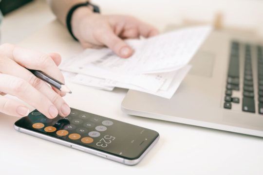 Ευρωβαρόμετρο-κόλαφος: το 86% των Ελλήνων δυσκολεύονται να πληρώσουν λογαριασμούς