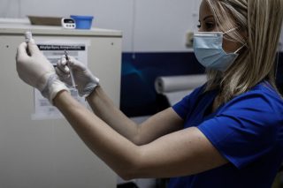 Ηχηρό «όχι» του ΣτΕ στην παράταση του υποχρεωτικού εμβολιασμού εργαζομένων σε δομές Υγείας