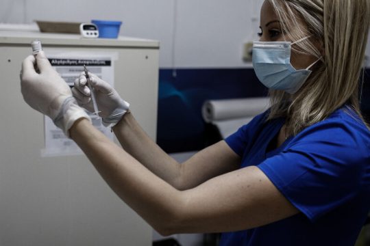 Ηχηρό «όχι» του ΣτΕ στην παράταση του υποχρεωτικού εμβολιασμού εργαζομένων σε δομές Υγείας