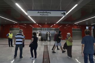 Παρατράγουδα από τα βιαστικά εγκαίνια του Μετρό Πειραιά