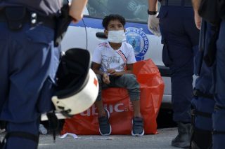 17 «όχι» στην κατάργηση της διάταξης για τα ασυνόδευτα