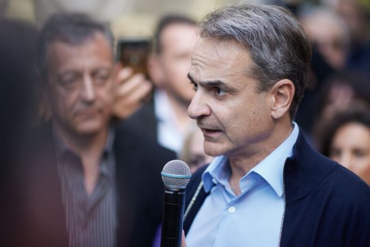 Ασήκωτο το βάρος των υποκλοπών