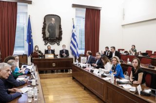 «Εσάς σας παρακολουθούν;»