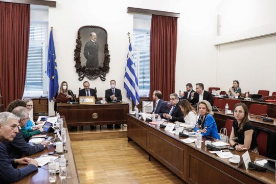 «Εσάς σας παρακολουθούν;»
