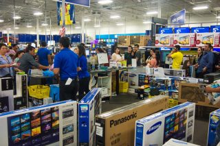 Μάχη προσφορών Black Friday
