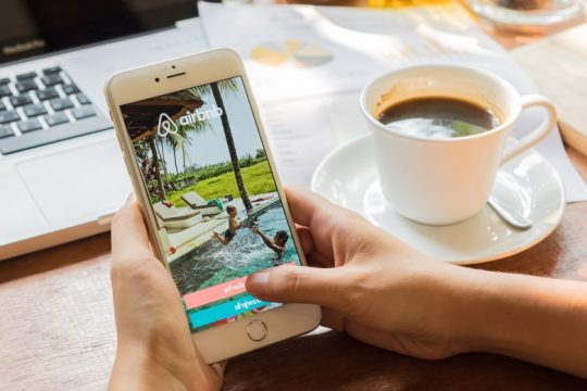 Νέοι κανόνες για AirBnB και πλατφόρμες βραχυχρόνιας μίσθωσης από την Κομισιόν