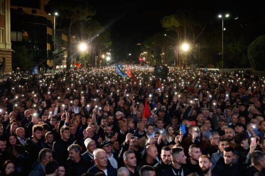 Συγκρούσεις αντικυβερνητικών διαδηλωτών με αστυνομικούς στην Αλβανία