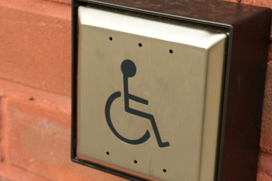 Πληθαίνουν οι καταγγελίες και οι αποκαλύψεις για τη δομή στη Θεσσαλονίκη