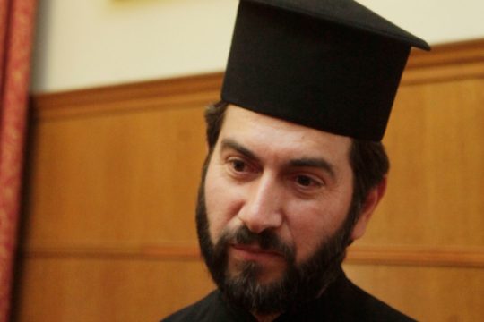 Τι απαντά ο πατήρ Αντώνιος, επικεφαλής της «Κιβωτού του Κόσμου»