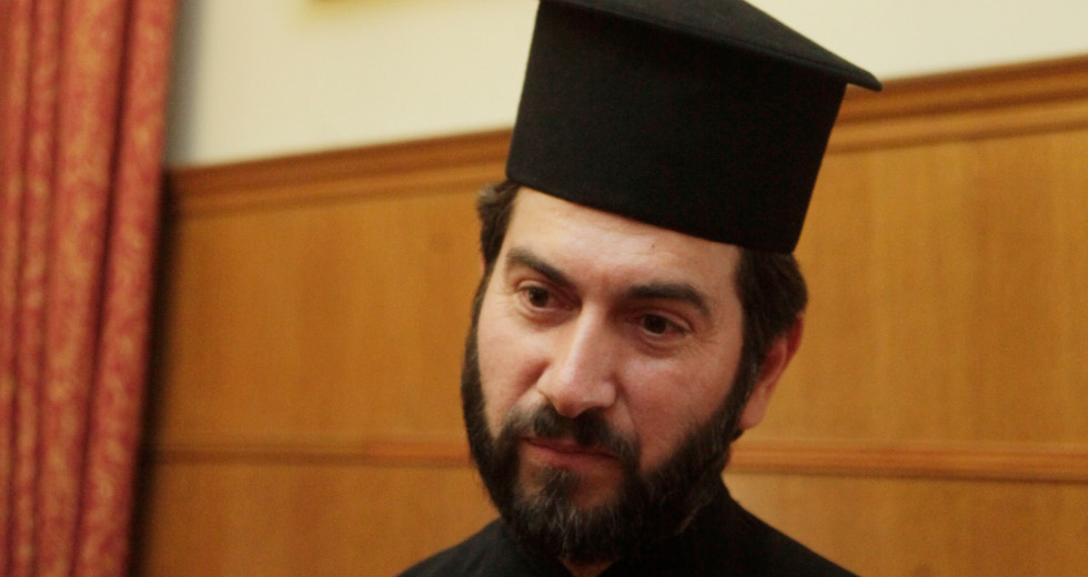 Τι απαντά ο πατήρ Αντώνιος, επικεφαλής της «Κιβωτού του Κόσμου»