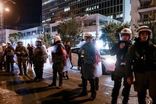Νέο ρεσιτάλ αυταρχισμού με σχεδόν 80 συλλήψεις στα Προσφυγικά της Αλεξάνδρας