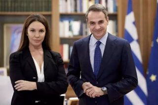 Ο Κυρ. Μητσοτάκης ακούει την Βάνα Μπάρμπα