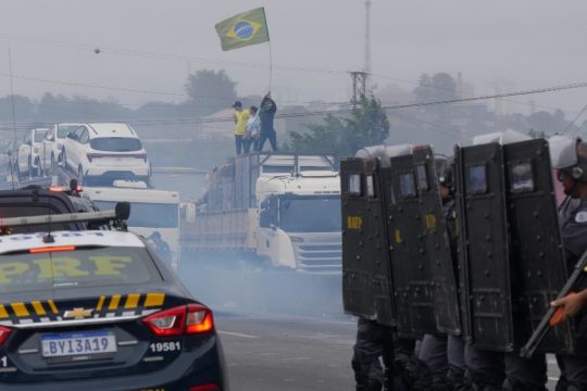 Κρίσιμες ώρες στη Βραζιλία, ο Μπολσονάρο κάλεσε σύσκεψη στο προεδρικό μέγαρο