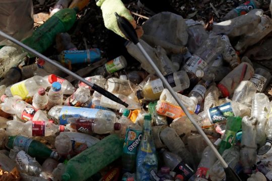 Χαράτσι στη βιομηχανία πλαστικών μιας χρήσης επιβάλλει η Γερμανία