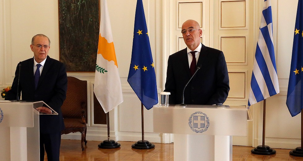 Σε Κυπριακό και τουρκική προκλητικότητα εστίασαν οι Δένδιας – Κασουλίδης
