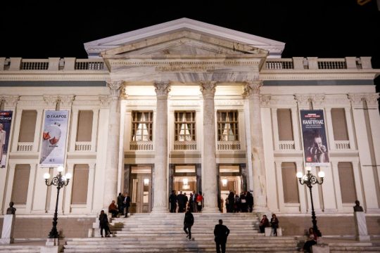 Δημοτικό Θέατρο Πειραιά: Κατέρρευσε μέρος της σκηνής σε σχολική πρόβα