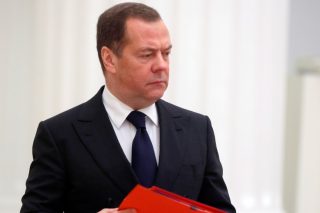 Ο Μεντβέντεφ προειδοποιεί την Ευρώπη να μην τα βάλει με τη Ρωσία