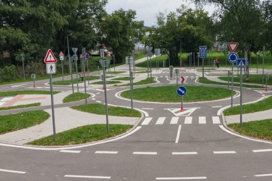 Δεκατρείς συλλήψεις για το κύκλωμα στημένων εξετάσεων οδήγησης