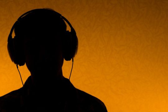 Ένα δισ. νέοι κινδυνεύουν να χάσουν την ακοή τους λόγω ακουστικών