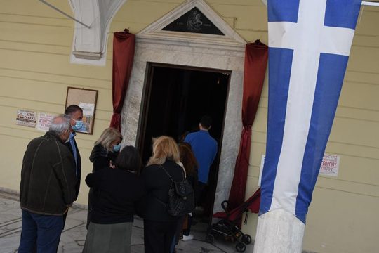 «Ράμπες σε όλες τις εκκλησίες! Μη με κουβαλάτε σαν αντικείμενο!»