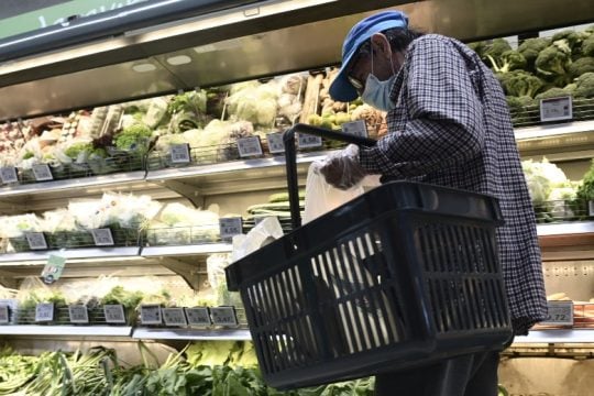 ΙΝΕ-ΓΣΕΕ: Έως 40% η απώλεια αγοραστικής δύναμης για μισθούς έως 750 ευρώ
