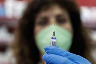 Τρέχουν και δεν φτάνουν για τα εμβόλια της γρίπης
