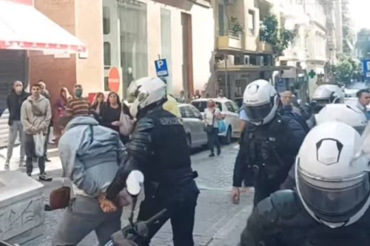 Βίαιη προσαγωγή στην Ερμού, στο περιθώριο της απεργίας [ Βίντεο ]